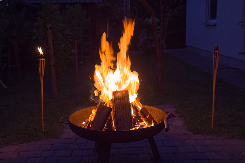 Lagerfeuer abends im Garten